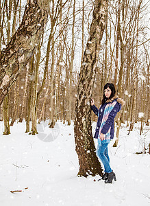 年轻女子在冬季公园散步时 走 树 女孩 自然图片