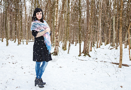 年轻女子在冬季公园散步时 树 自然 快乐的 脸图片