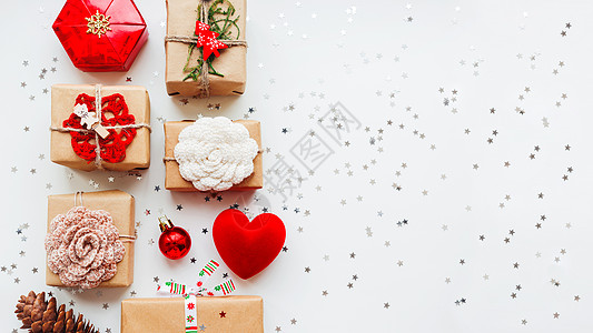 圣诞节和新年背景与礼物和装饰品-红心 牛皮纸 手工钩花和节日象征 枞树 平铺图片