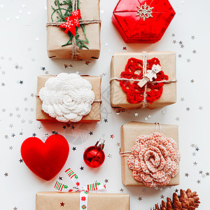 圣诞节和新年背景与礼物和装饰品-红心 牛皮纸 手工钩花和节日象征 星星 假期图片