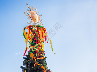 马斯莱尼察庆典 法尔树装饰着太阳符号和彩色丝带 传统 俄罗斯图片