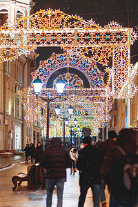 新年和圣诞庆典时装饰的莫斯科街道 有灯泡的建筑物 俄罗斯 纽约 背景虚化 红色的图片