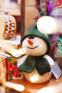 圣诞节和新年背景与手工制作的玩具-带红铃的针织雪人 节日庆典的装饰品 冬天 钩针图片