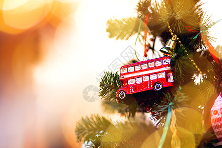 Fir树装饰了玩具双甲板巴士和灯泡 用于庆祝圣诞节和新年 跳上跳下 假期图片