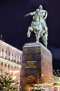 莫斯科创始人王子的纪念碑 在Tverskaya广场上 关于节日的文字 街上装饰新年和圣诞节庆祝活动的灯泡 照明 建筑背景图片