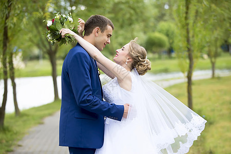 新娘和新郎的步行 新娘和新郎 婚礼当天 接吻背景图片