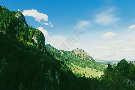 欧洲阿尔卑斯山的美丽自然 春季高山 湖泊和村庄的景观 旅游和目的地 地平线 云景图片