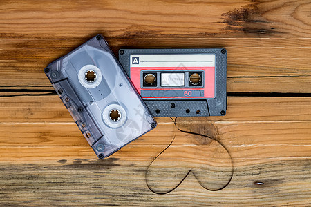 带有松散磁带的古老录音磁带 在一瓦上形成两颗红心 情人 天图片
