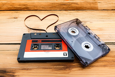 带有松散磁带的古老录音磁带 在一瓦上形成两颗红心 卡片 音乐图片