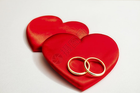 白色背景的红红心和结婚戒指 盒子 美丽 礼物 庆典图片