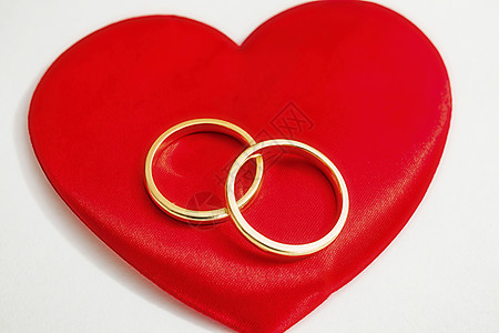 白色背景的红红心和结婚戒指 美丽的 浪漫 优雅 礼物图片