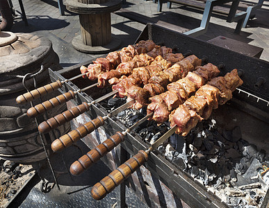 生肉是用烤烤烧烤木炭做成的 生的 油炸 可口 美食图片