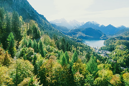 欧洲阿尔卑斯山的美丽自然 春季高山 湖泊和村庄的景观 旅游和目的地 户外 晴天图片