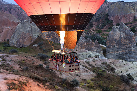 一个气球正在飞越卡帕多西亚的山谷 2018年5月12日 土耳其 卡帕多奇亚 地质学图片