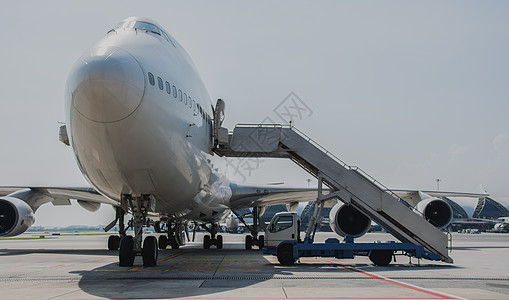 机场终点站附近的飞机机翼 飞机场 航空公司 燃料 码头图片