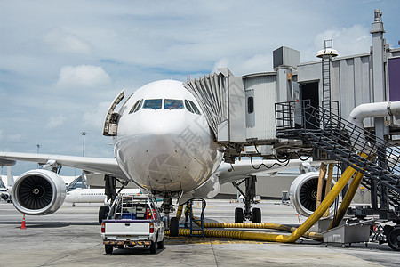 机场航站楼附近的飞机 航空公司 燃料 座舱 鼻子 旅行图片