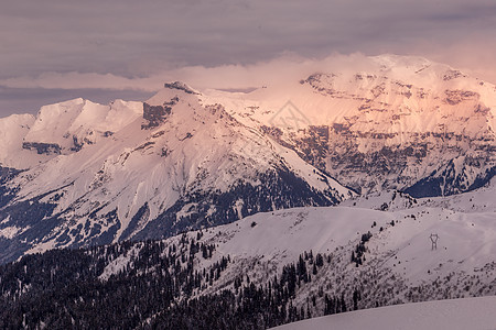 下午深冬在法国阿尔卑斯山 雪 蓝色的 季节 滑雪缆车图片