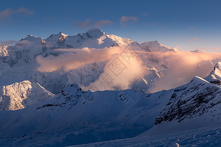 日光峡谷和白朗山下云层 全景 山脉 滑雪 寒冷的 滑雪道图片