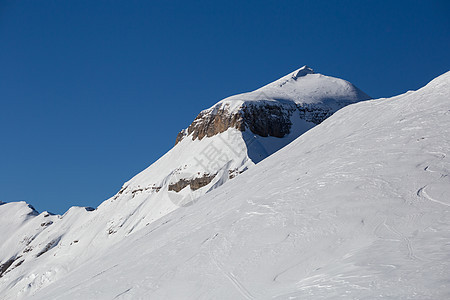 日落和阴暗的山峰 冒险 滑雪板 蓝色的 安静 滑雪图片