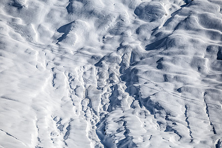 太阳在冰川平原上涂漆 山峰 冬天 全景 阿尔卑斯山 小木屋图片