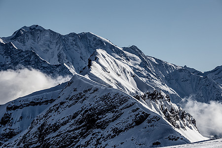 山岩之间云云密布 寒冷的 危险 滑雪 户外 滑雪板图片