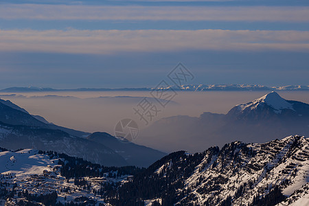 山岳的全景 从云中升起 滑雪道 高山 霜 阿尔卑斯山 冬季运动图片