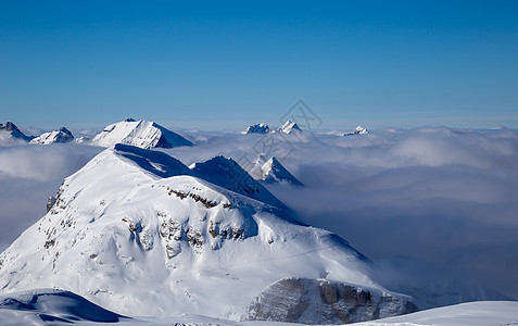 山岳的全景 从云中升起 山峰 雪 冬天 寒冷的 欧洲图片