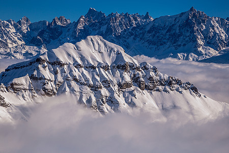 山岳的全景 从云中升起 季节 户外 危险 霜 天空图片