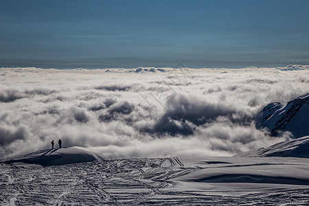 阿尔卑斯山的太阳照亮了反向的云 岩石 冒险 山脉图片
