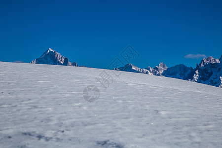 白雪平原和山丘 阳光明媚的日子 文字空间 云 天空图片
