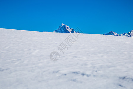 白雪平原和山丘 阳光明媚的日子 文字空间 鲜粉 蓝色的图片