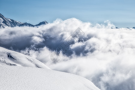 山峰全景高山在云上 运动 雪 高的 滑雪道 滑雪板 霜 危险背景