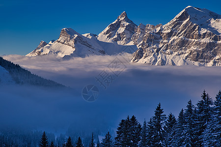 山谷和明亮山峰的倒流 冒险 运动 寒冷的 滑雪 蓝色的图片