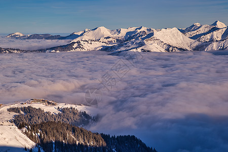 山谷和明亮山峰的倒流 高的 高山 寒冷的 运动 滑雪道图片