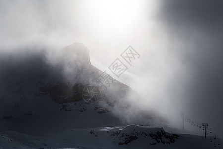 在山顶的云彩中 运动 滑雪道 滑雪板 山脉 户外 山峰图片