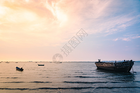 美丽的日落天空和海上的捕鱼船图片