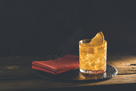 一杯鸡尾酒 红餐巾纸和黑石 新鲜 威士忌酒 寒冷的 液体图片