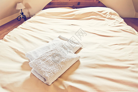 白新床单上的毛巾图片