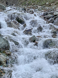 在巴基斯坦斯瓦特河谷的河流上 山 春天图片