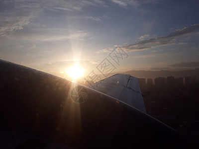 日出 飞机机翼飞翔图片