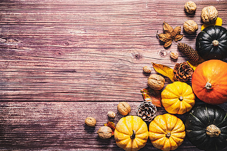 感恩节快乐 有南瓜和坚果在木桌上 快乐的 树叶图片