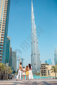 在迪拜快乐的一家人走在迪拜 与摩天大楼的背景 浪漫的 地标图片