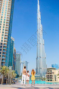 在迪拜快乐的一家人走在迪拜 与摩天大楼的背景 游客 旅行图片