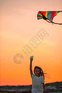 小姑娘在海滩上放风筝 喝松松水 海滨 快乐的 家庭图片