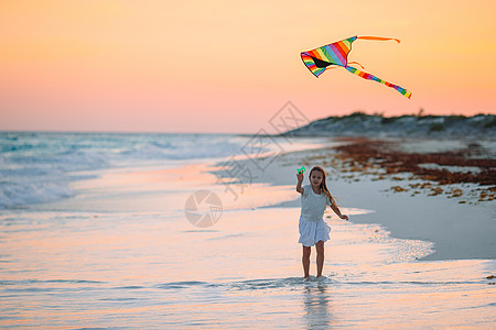 小姑娘在海滩上放风筝 喝松松水 玩具 行动 加勒比图片