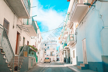 岛上狭小的街道 有蓝色阳台 楼梯和鲜花 别墅图片