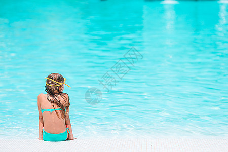 可爱的小女孩游泳在户外游泳池游泳 活动 酒店图片