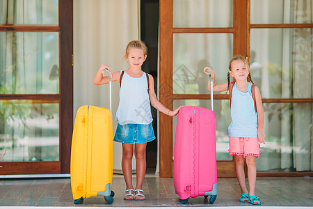 有两件行李的小孩 准备出行 热带 太阳 美丽的 可爱的图片