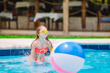 可爱的小女孩游泳在户外游泳池游泳 太阳 美丽的图片