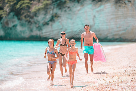 快乐的家庭在海滩上玩得开心的照片 夏季生活方式 男人 乐趣图片